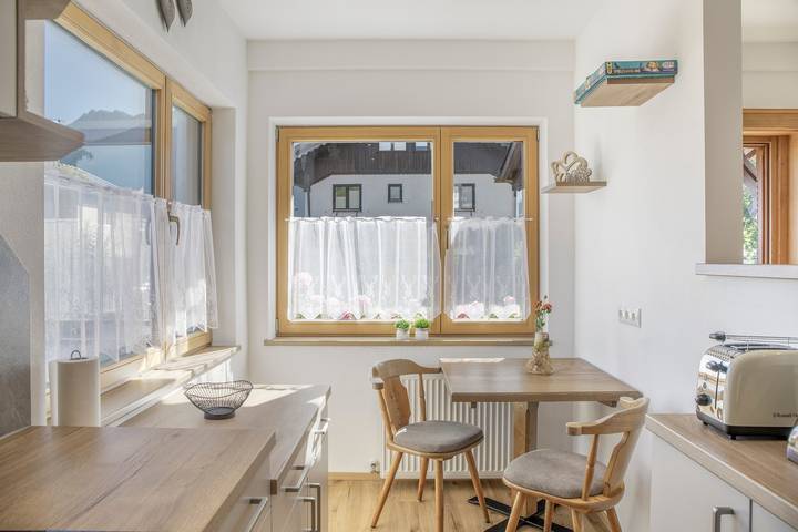 Ganze Wohnung, Apartment „Karwendel“ mit Bergblick, privater Terrasse und WLAN in Mittenwald, Bayerische Alpen