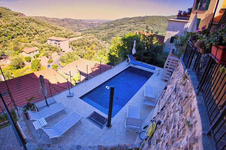 Ferienhaus für 5 Personen, mit Balkon und Whirlpool sowie Terrasse und Garten