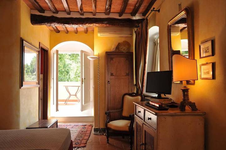 Last Minute Offer! Jacuzzi pool, Sauna, A/C, WiFi, close beaches & 5 Terre in Ortonovo, Luni