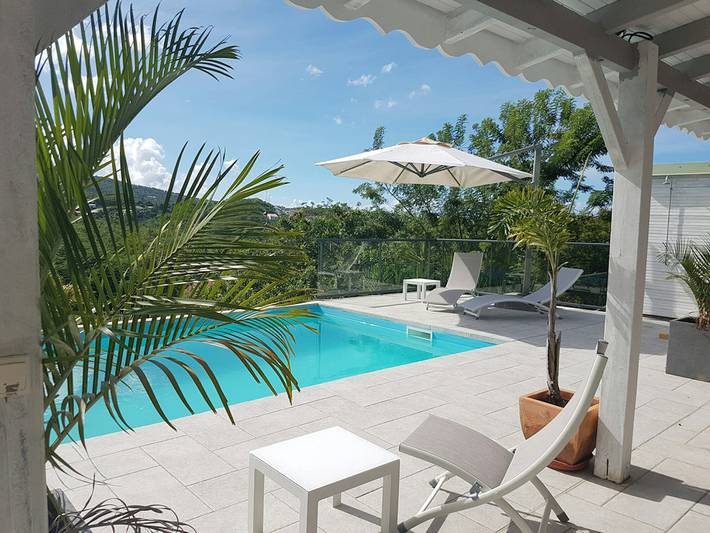 Gîte pour 4 personnes, avec terrasse et piscine