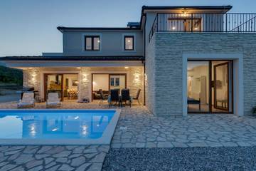 Ferienhaus für 7 Personen, mit Garten und Pool sowie Balkon in Split-Dalmatien