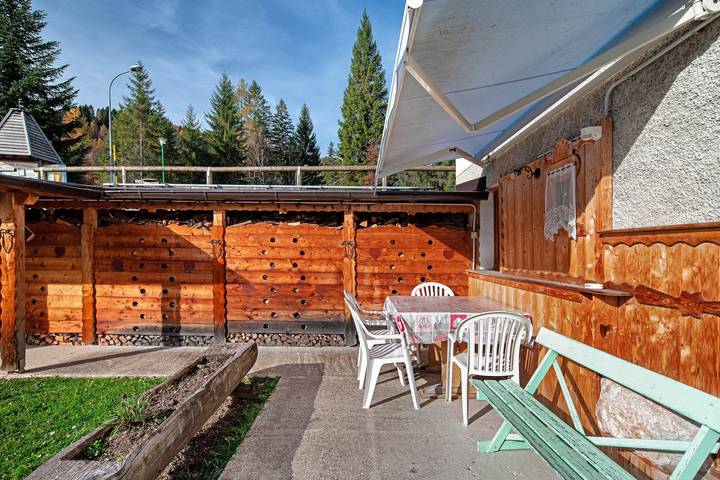 Apartamento entero, Apartamento 'Darecoi' con vistas a la montaña, jardín compartido y Wi-Fi in Falcade, Dolomiti Superski