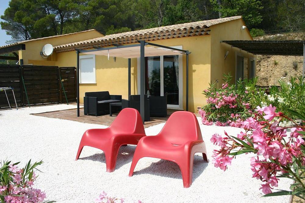 Modern, comfortable 4-star gîte in a quiet woodland setting in Draguignan, Draguignan region