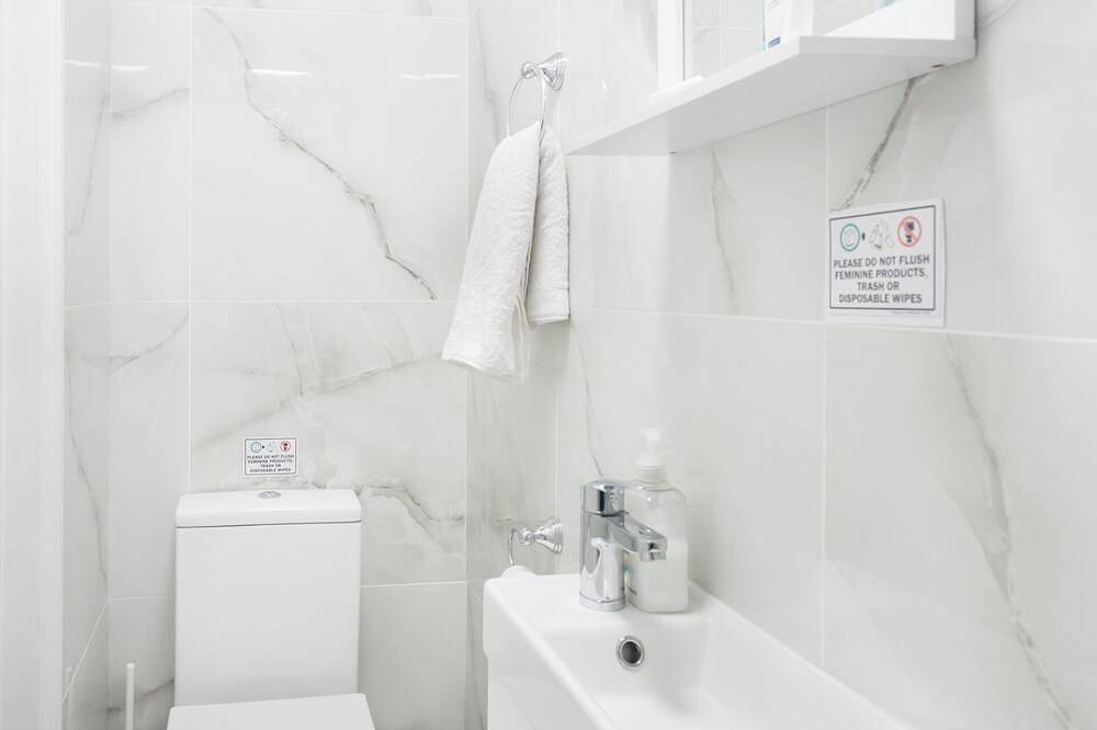 Twin Room with Shared Bathroom - 7- A in Camden, London