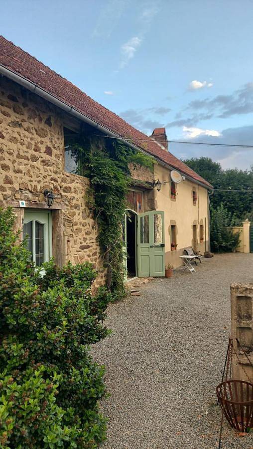 Chambre d’hôte pour 4 personnes, avec Terrasse et Jardin ainsi que Bassin pour enfant et Piscine à Saint-Fargeol
