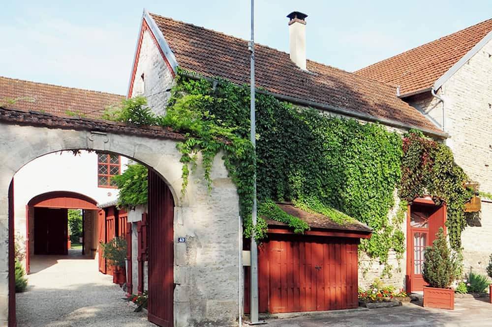 El Huchier Lodge fue diseñado con la comodidad necesaria para 2-4 personas. in Nuits, Región de Avallon