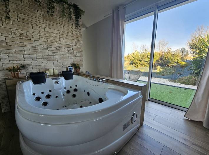 Gîte pour 2 personnes, avec jardin ainsi que terrasse et jacuzzi