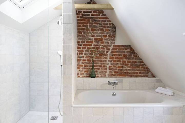 Smugglers Cottage – A Grade Ii listed 17th century cottage. Stylishly refurbished, this unique home blends historic charm with modern design, offering a characterful and comfortable stay in Margate Old Town. in Botany Bay, Kent