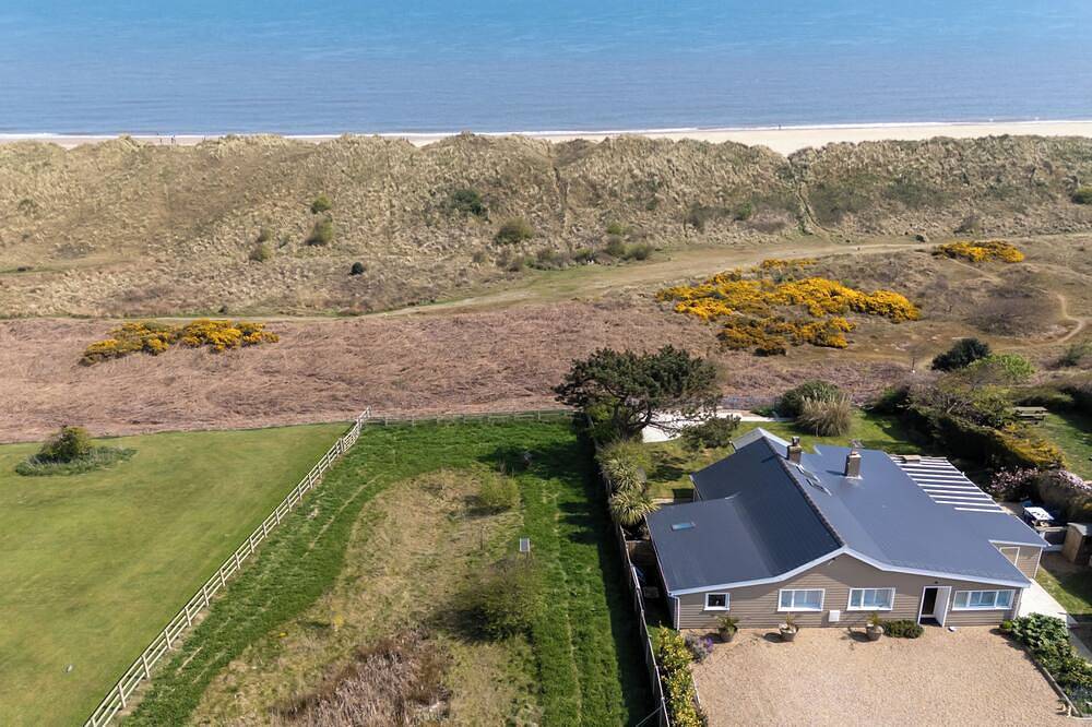 Beachfront - Retreat, relax, recharge. Hot Tub* V. Private. Walk to Beach & pub! in Great Yarmouth, The Broads