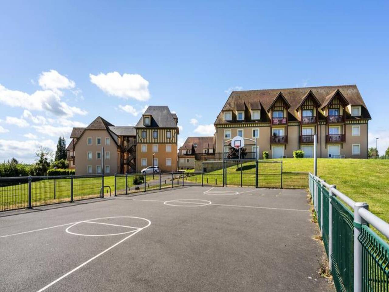 Appartement entier, Appartement à Deauville avec piscine chauffée in Saint-Arnoult, Région de Lisieux