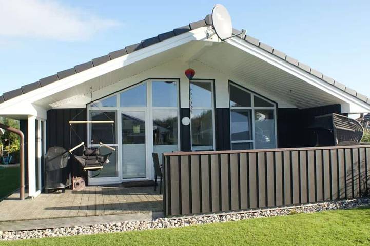 Ferienhaus für 4 Personen, mit Whirlpool und Terrasse sowie Garten in Wesselburenerkoog