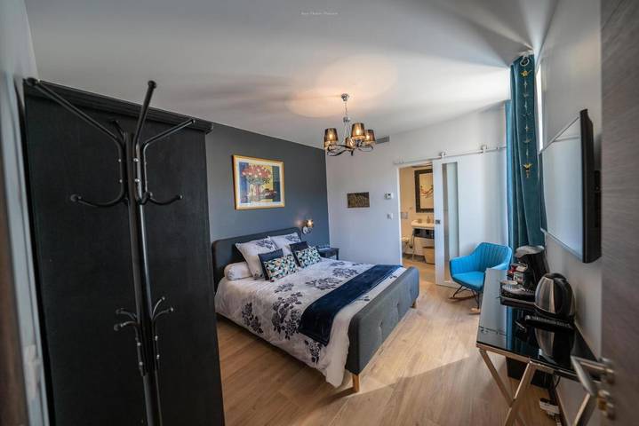 Chambre d’hôte pour 2 personnes, avec Terrasse et Jardin ainsi que Piscine et Vue