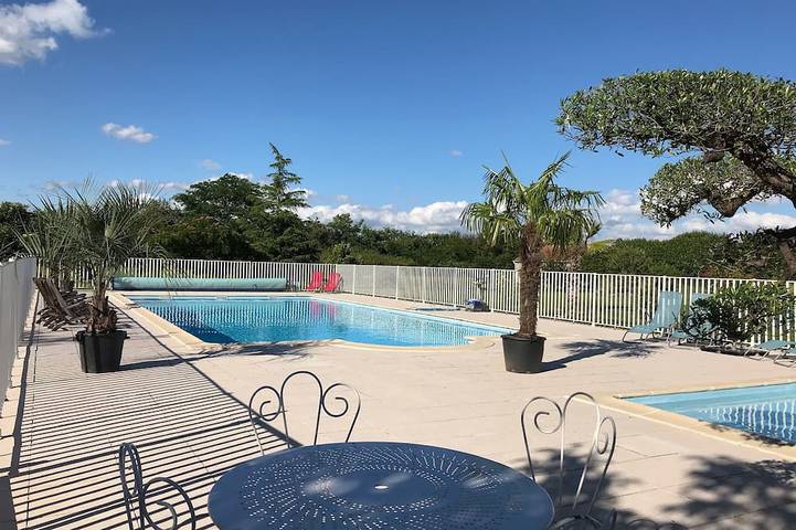 Location de vacances pour 4 personnes, avec jardin ainsi que terrasse et piscine à Saint-Simon-de-Pellouaille