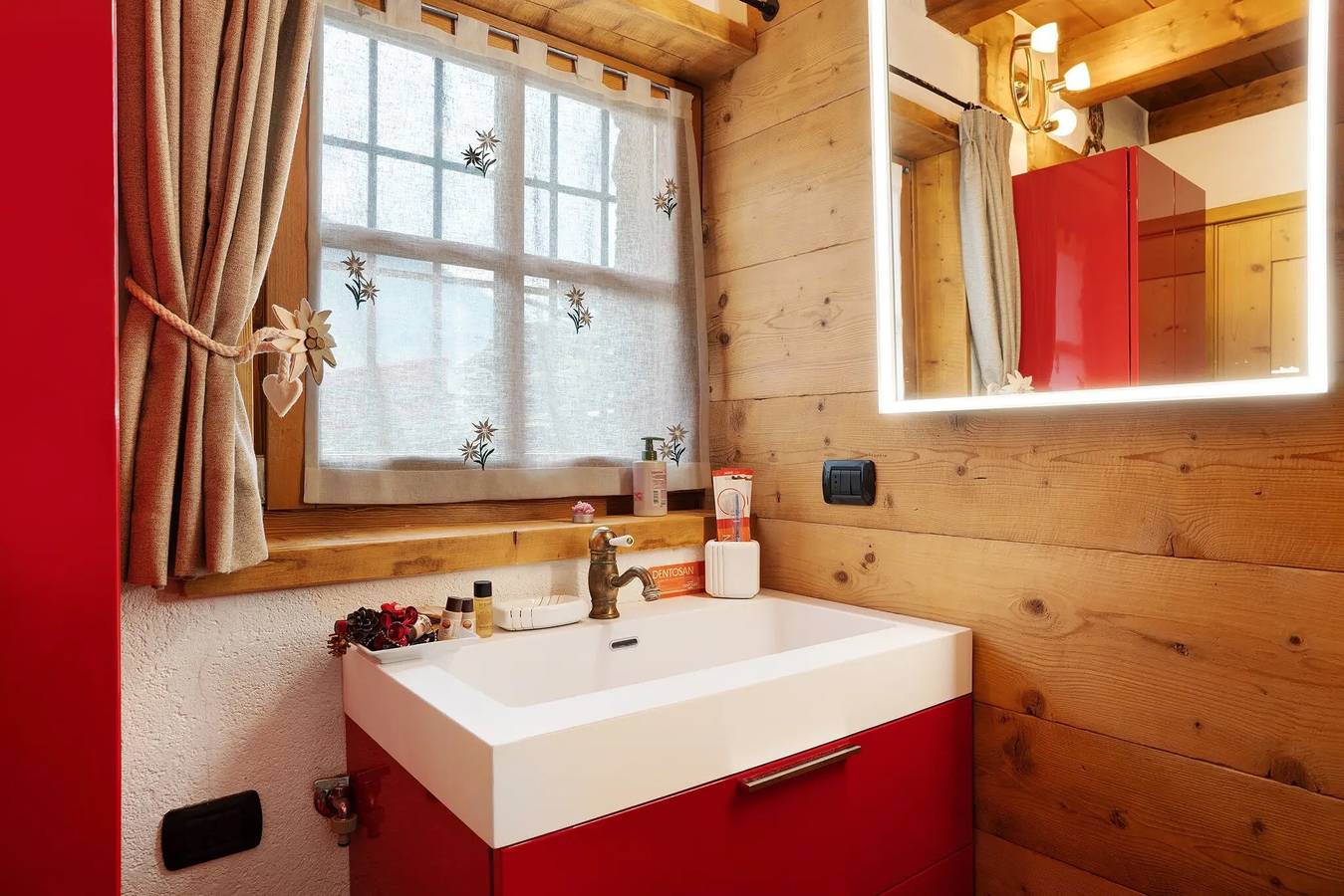 Ganze Wohnung, Chalet Berghof Laret Ranuncolo mit Whirlpool und Wlan in Rabbi, Nationalpark Stilfser Joch