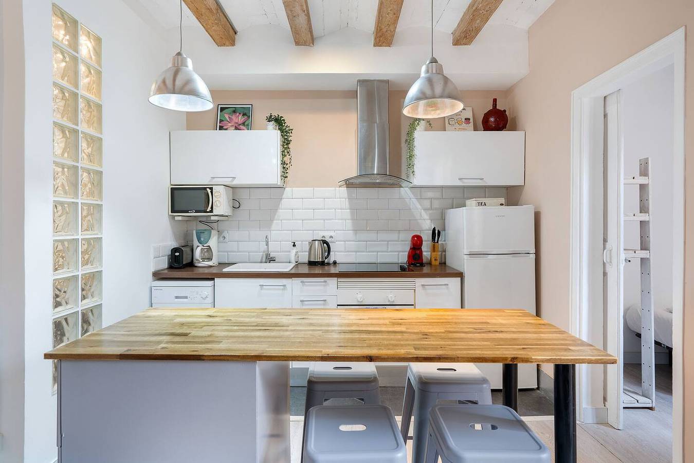 Appartamento intero, Sunny Retro Flat + Balcony in Poble Sec in Barcelona Centre, Barcellona