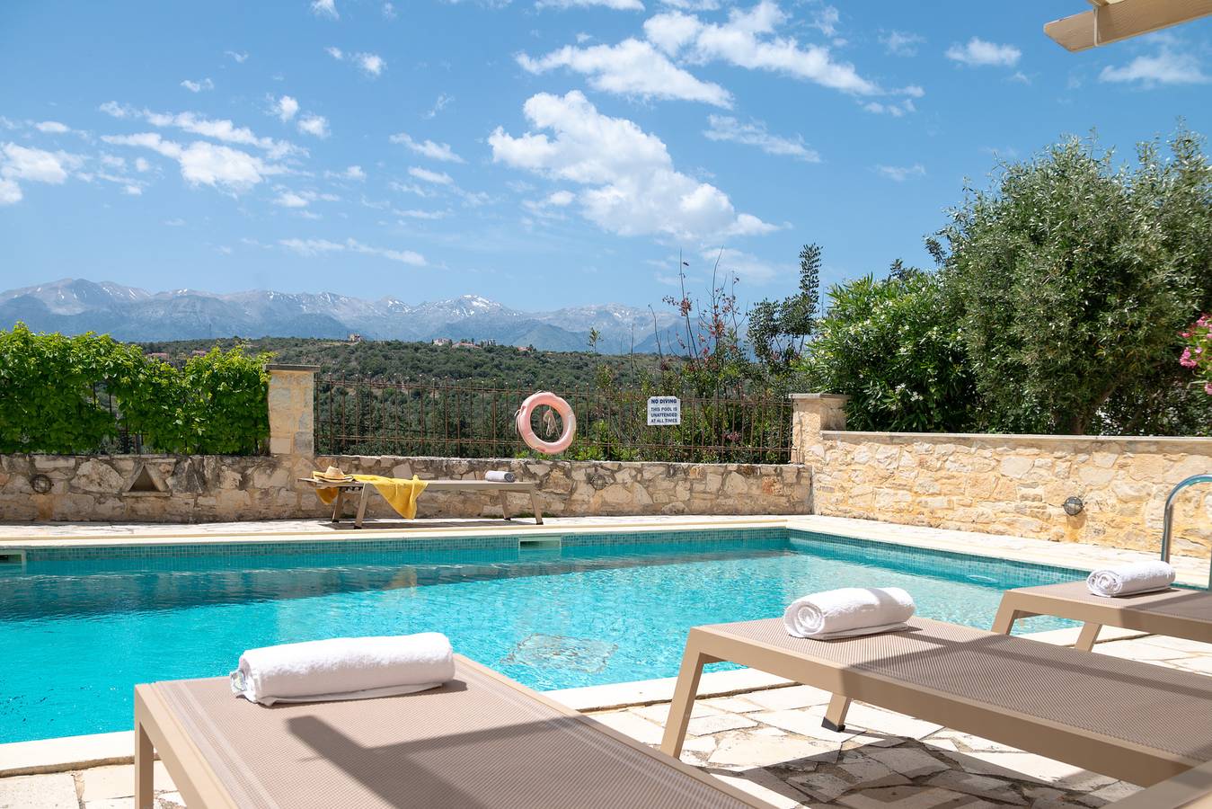 Helianthos 3 in Douliana, Vamos