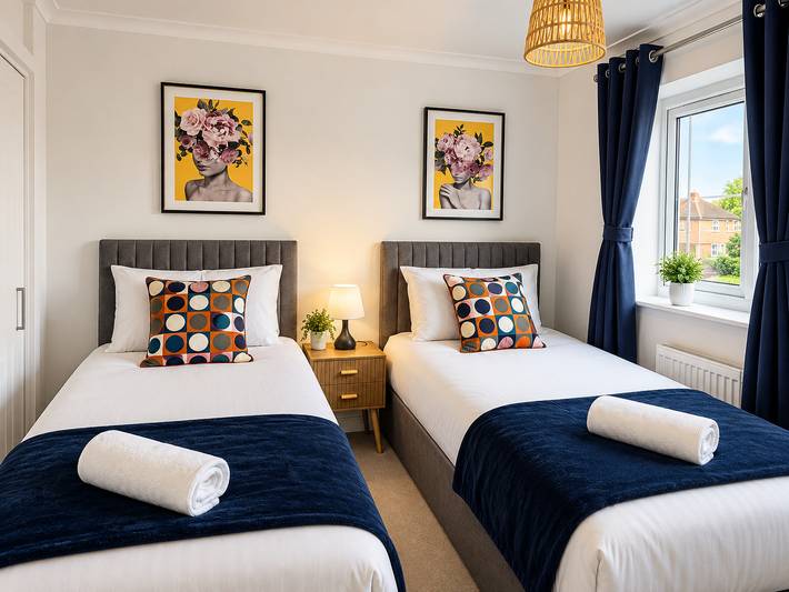 4-Bed - Sleeps 8 - Games Room & Free Parking in Kettering, Northamptonshire
