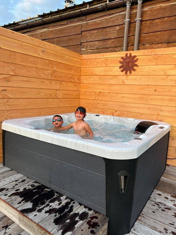 Location de vacances pour 9 personnes, avec Terrasse et Jacuzzi ainsi que Jardin et Piscine à Poperinge - 4