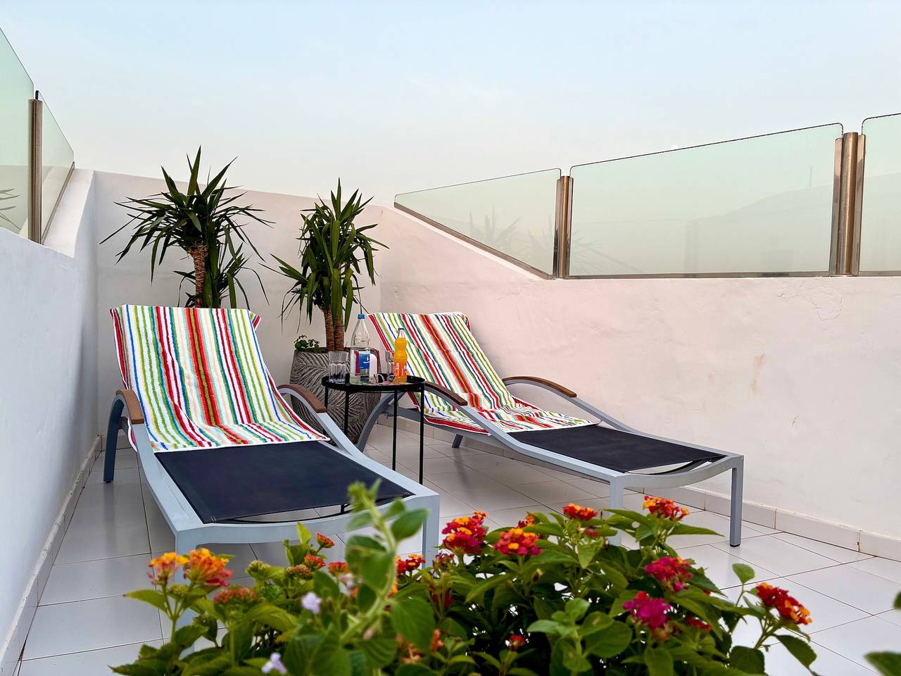 Ganze Wohnung, Ferienwohnung 'La Barca Sunny Rooftop' mit Meerblick, Gemeinschaftsterrasse & Wlan in El Cotillo, La Oliva