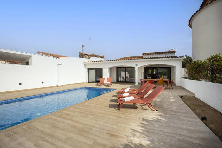 Casa rural para 6 personas, con terraza además de jardín y vistas en Ampuriabrava - 3