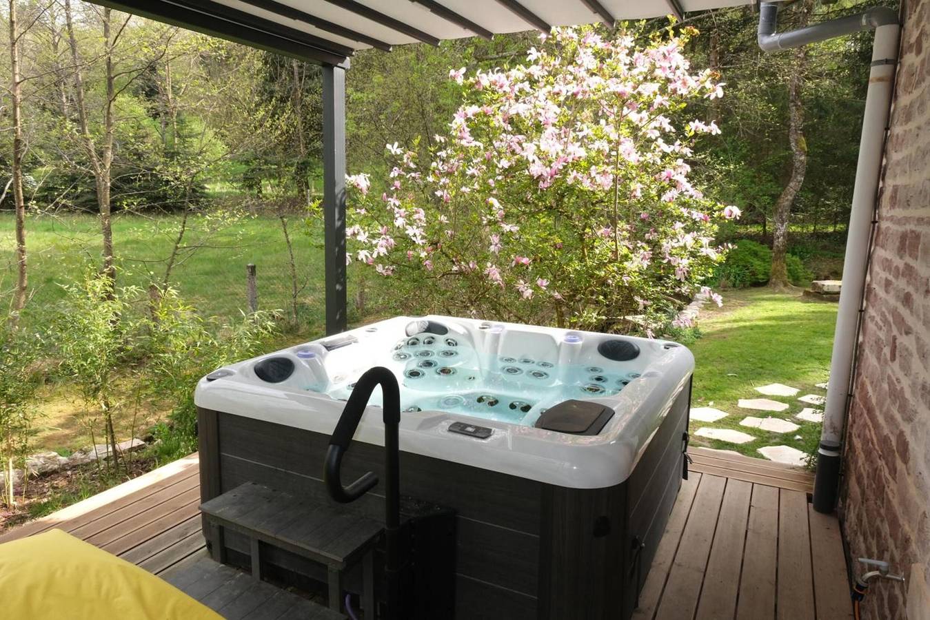 Gîte Du Ruisseau: terraza privada, jardín con spa, Wi-Fi – casa vacacional en Épinal in Épinal, Región de Épinal