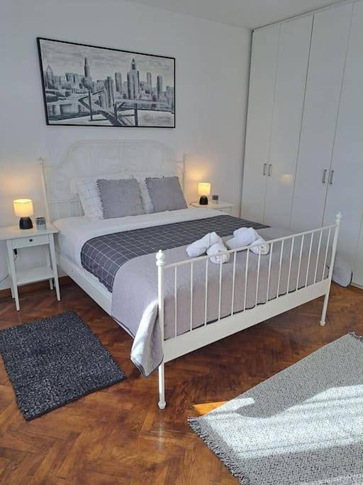 Ferienwohnung für 4 Personen, mit Ausblick und Garten in Belgrad
