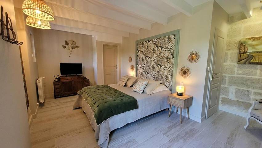 Location de vacances pour 2 personnes, avec Terrasse et Jacuzzi ainsi que Jardin et Piscine à Lussac