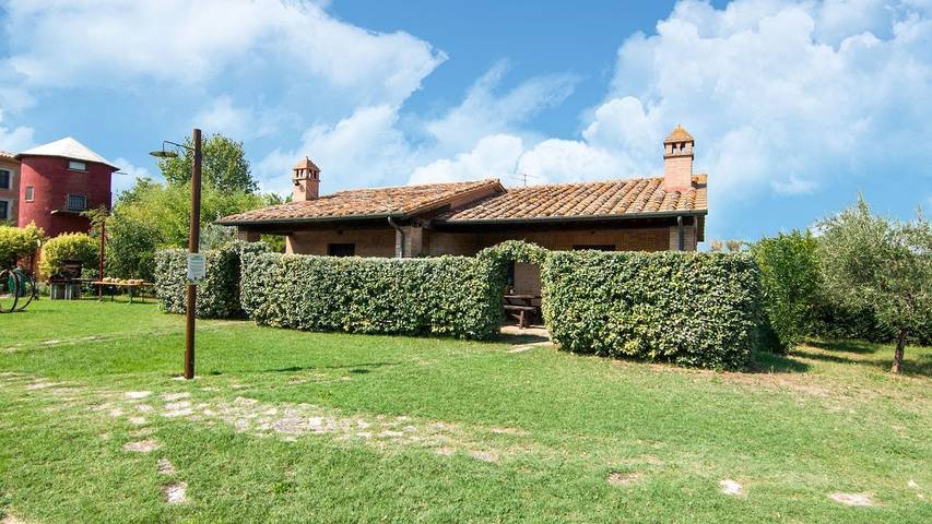 Agriturismo per 6 persone, con piscina e giardino, con animali domestici a Castiglione del Lago
