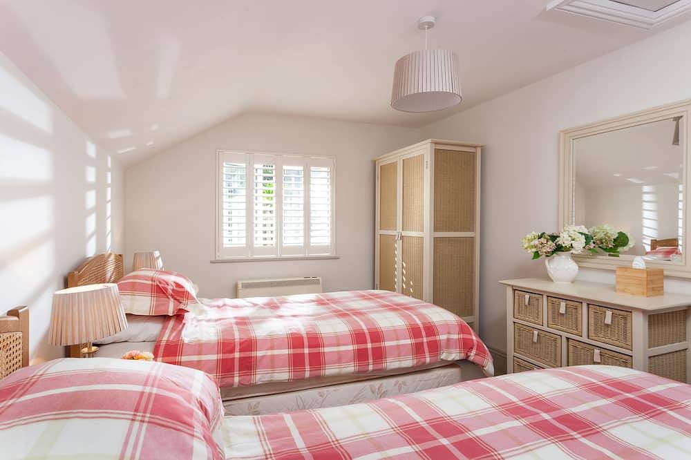 Ganze Wohnung, Just a stone's throw away from the water's edge, thatched Trevarrow Cottage is the ideal place to un in Coverack, Cornwall