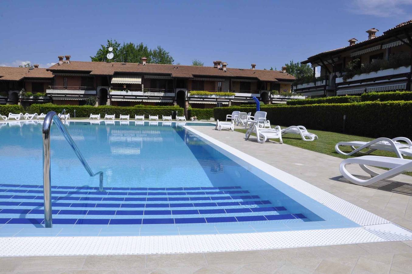 Apartamento vacacional entero, Apartamento de vacaciones con piscina y jardín cuidado in Lazise, Montañas Garda
