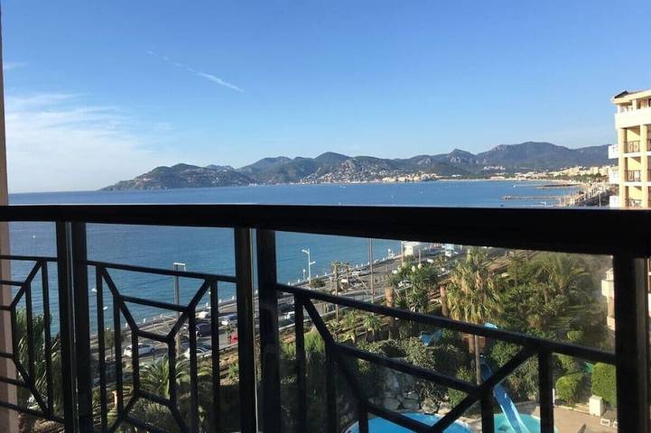 Gîte pour 2 personnes, avec balcon ainsi que piscine et jardin dans Theatre De La Licorne