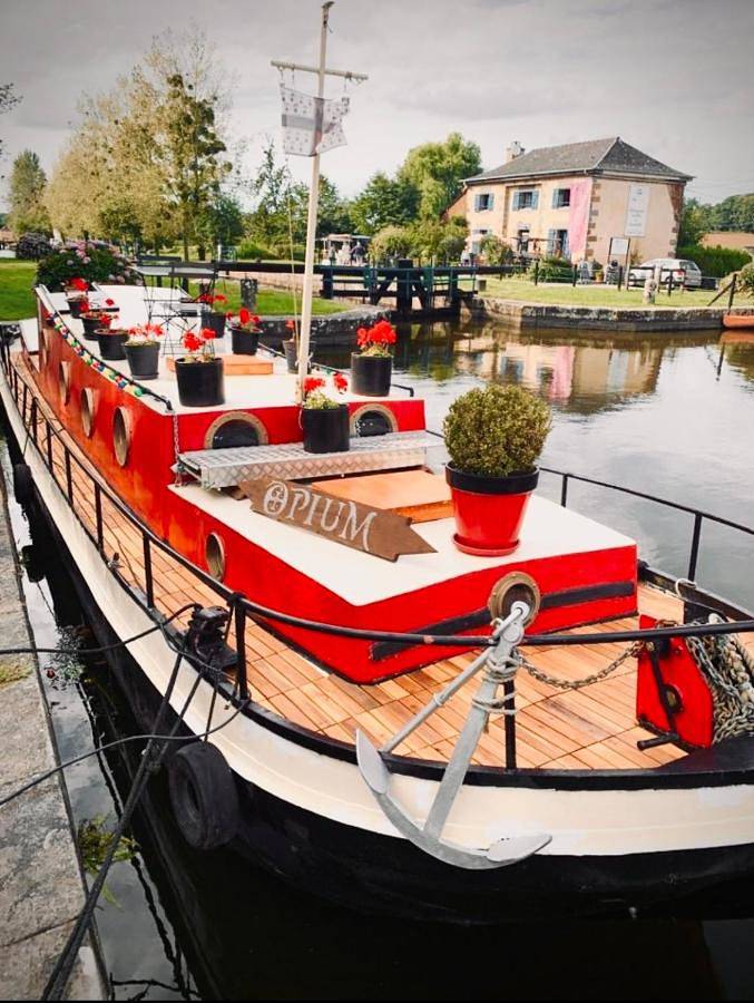Bateau pour 2 personnes, avec Terrasse dans Maison du canal d'Ille et Rance