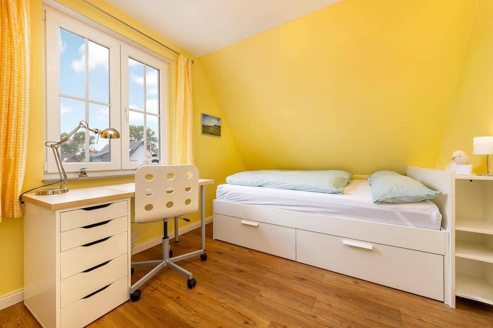 Excl. Thatched-roof house with feel-good character in idyllic location, 8 pers. in Glowe, Rügen