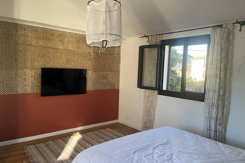 Villa Spacieuse avec Piscine, Terrasse et Jardin à 3 km du Port d'Ajaccio in Ajaccio, Région d'Ajaccio