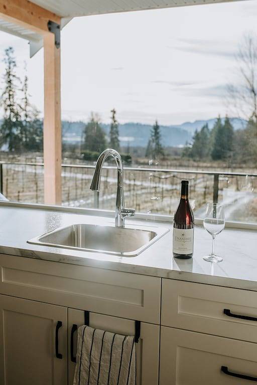 Emandare Vineyard Guest House, ein erholsamer Zufluchtsort. in North Cowichan, Cowichan Valley Regional District