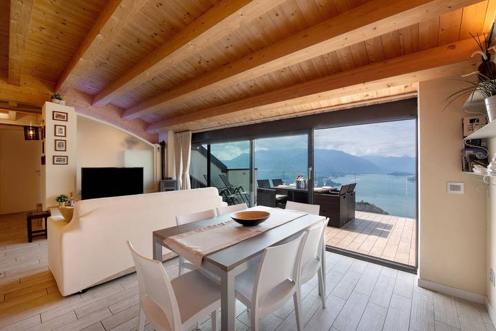Maison « Relax et Félicité » : vue lac, jacuzzi privé, piscine intérieure chauffée commune in Perledo, Commune de Perledo