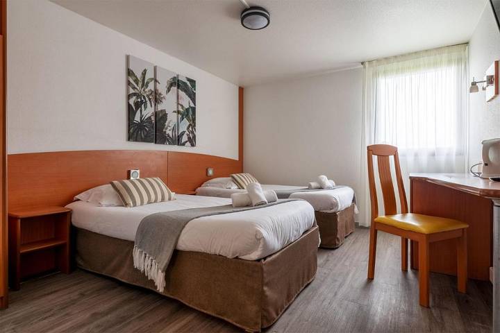 Hôtel pour 3 personnes, avec jardin ainsi que piscine et terrasse, animaux acceptés à Saint-Laurent-des-Vignes - 4