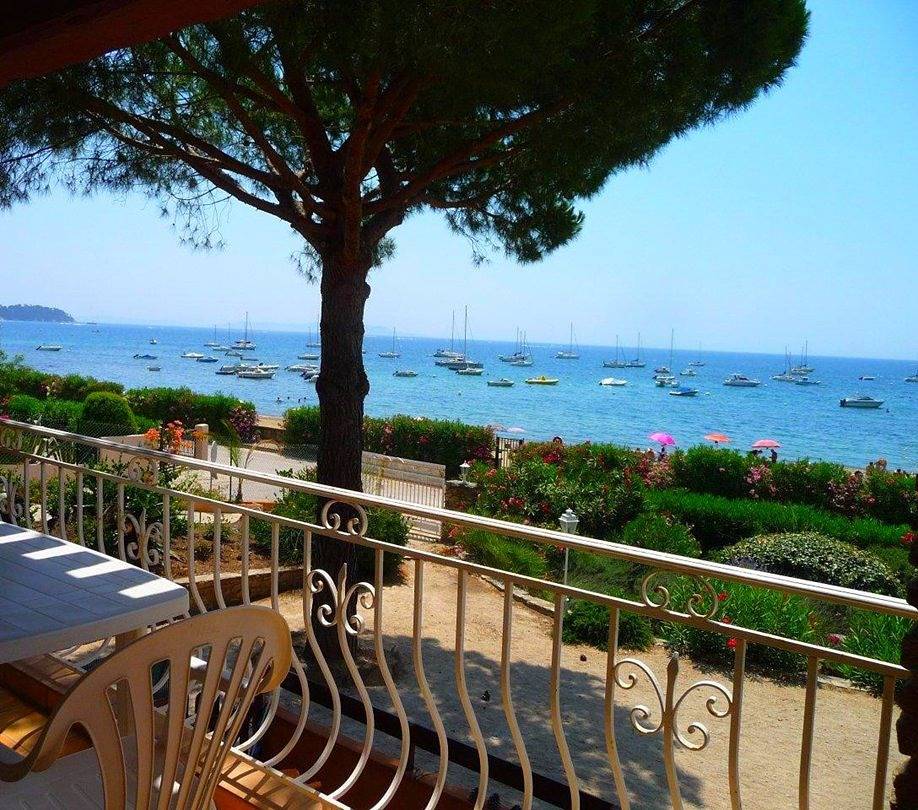 Entire vacation apartment, (6) Apartment View Over The Sea, Heated Pool, Tennis, 10 meters from the Beach in La Londe-les-Maures, Parc national Port-Cros