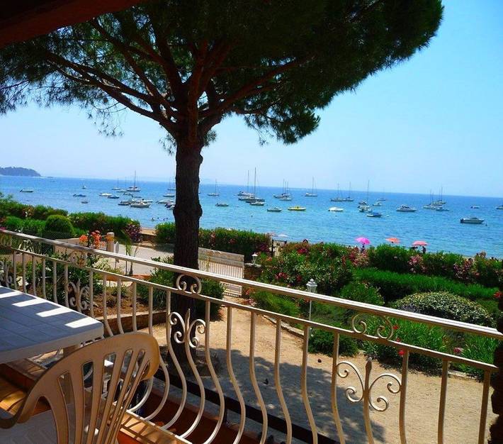 Gîte pour 4 personnes, avec piscine et vue ainsi que terrasse et jardin, animaux acceptés à La Londe-les-Maures
