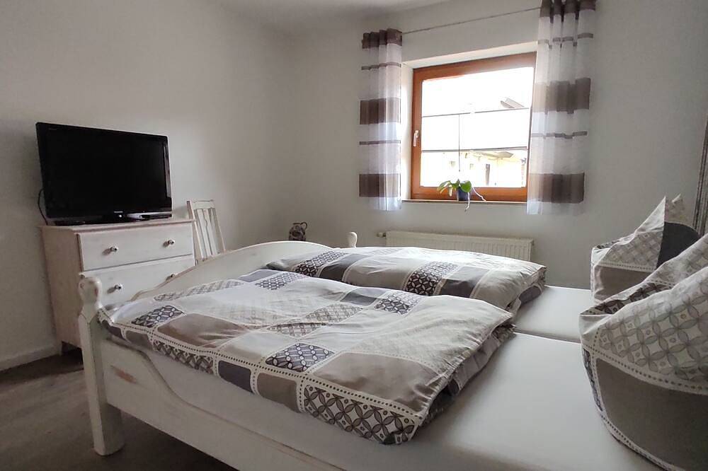 Ganze Wohnung, Ruhige  Ferienwohnung  mit schöner  Terasse und  Liegewiese. in Ahrbrück, Ahrtal