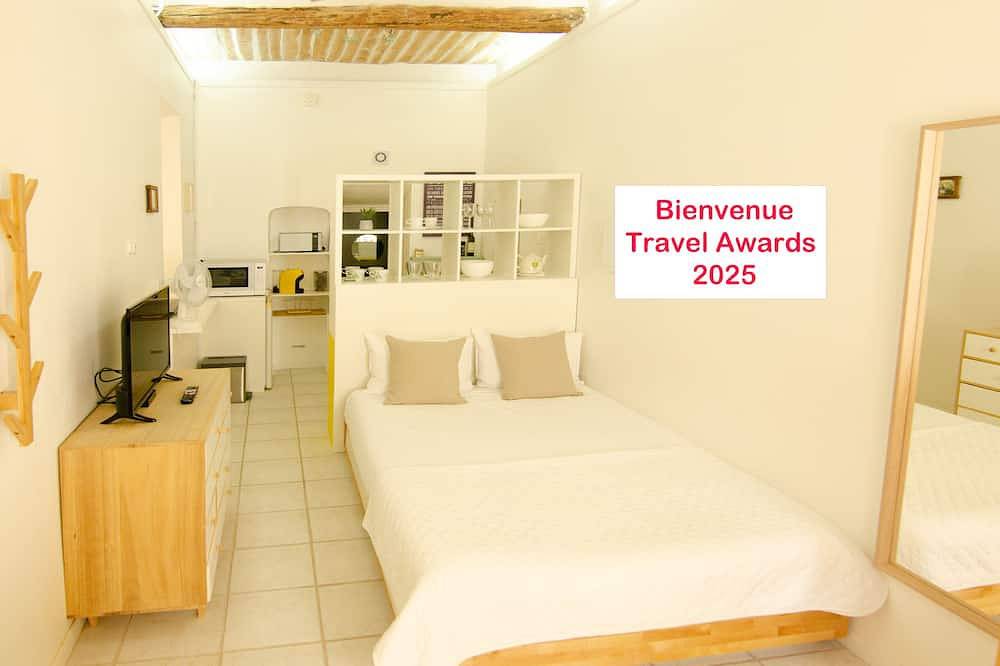 Entire apartment, Luberon - Elegant Private/ Privé Studio with aircon/clim - free wifi in Lauris, Parc naturel régional du Luberon