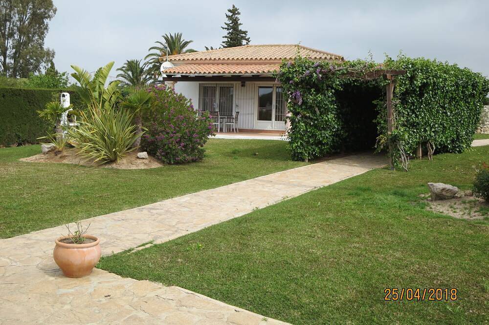Comfortable holiday home Aura Maris in a quiet, beautiful garden in Conil de la Frontera, Costa de la Luz