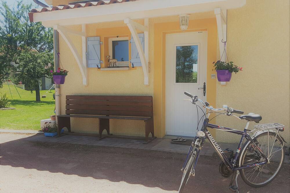 Blaue Fensterläden des ländlichen Hauses in Saint-Symphorien-de-Lay, Roanne und Umgebung