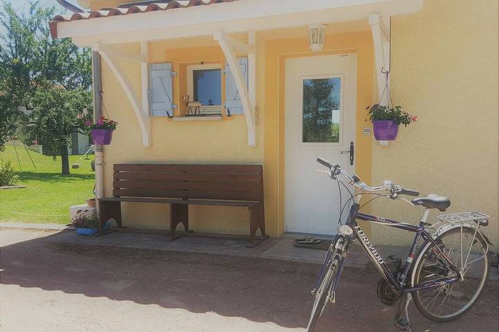 Gîte pour 5 personnes, avec Terrasse ainsi que Jardin et Piscine à Saint-Symphorien-de-Lay