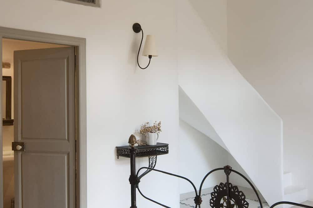 House La France -Terrace Apartment. Riverside home  overlooking the river Orbieu in Lagrasse, Regionaler Naturpark Corbières-Fenouillèdes