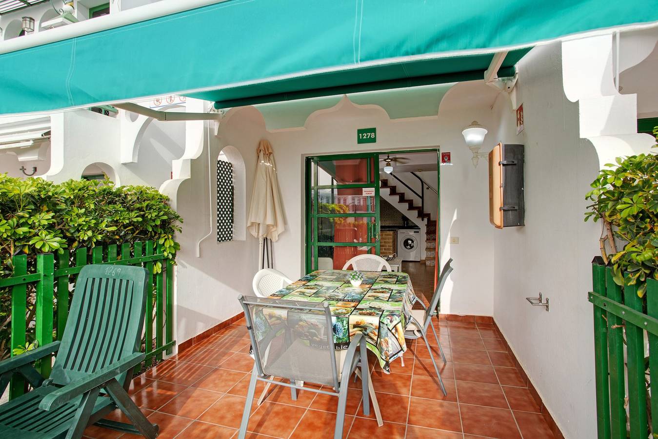 Entire apartment, Holiday Home Dunaflor Gemelo 1 with Shared Pool, Terrace & Wi-Fi in Campo Internacional, San Bartolomé de Tirajana