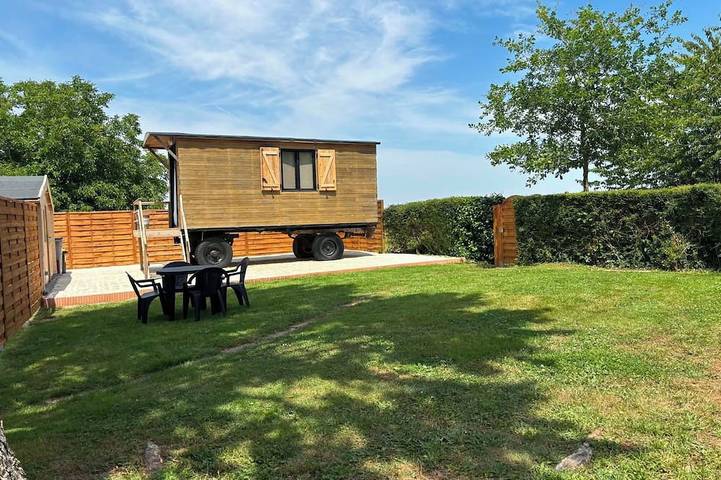 Gîte pour 4 personnes, avec jardin dans Logron
