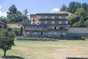 Hôtel pour 2 personnes, avec jardin ainsi que vue et terrasse à Montricher-Albanne