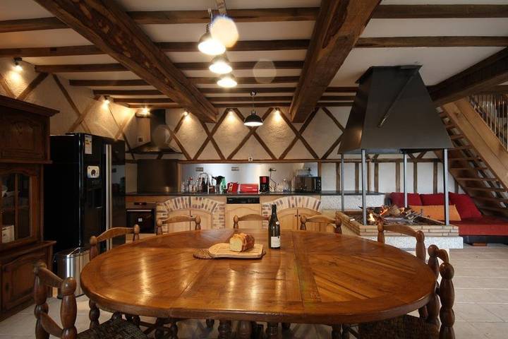 Gîte pour 10 personnes, avec jacuzzi et terrasse ainsi que jardin et sauna, animaux acceptés