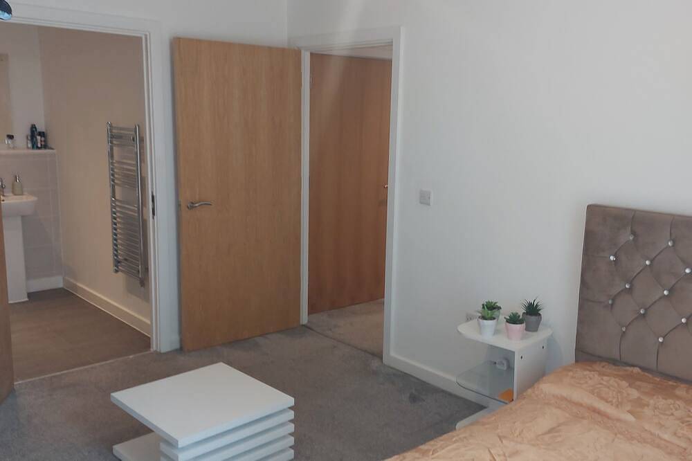 Entire apartment, Ensuite Double Bedroom (live in landlord) in Warrington, Cheshire